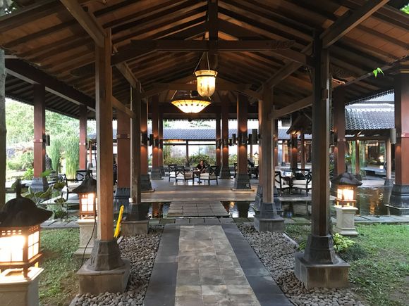 Covered walkway from the hotel driveway to the lobby