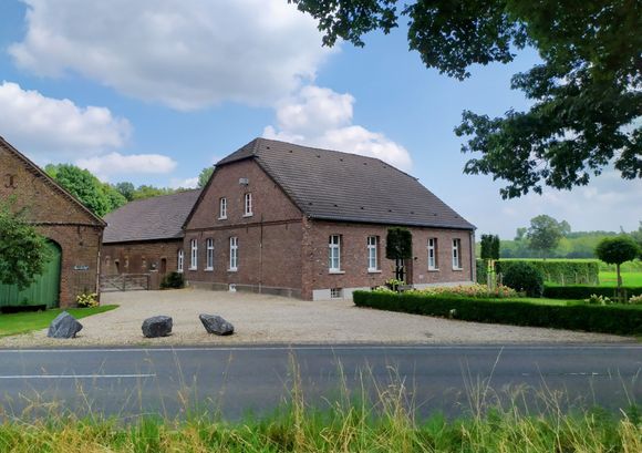 A typical Niederrhein farmhouse which I think was a fancy home at some point 