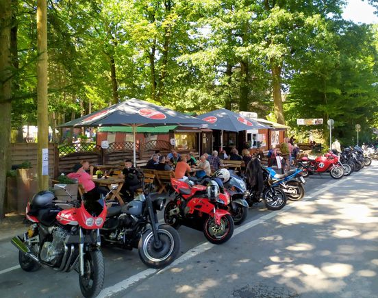 Later on, the hiking route went past a mini golf place and Woodpecker's Roadhouse, with lots of bikers flaunting their machines!
