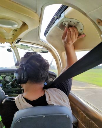 Tek kept the cockpit open due to the heat, until we reached the end of the runway 