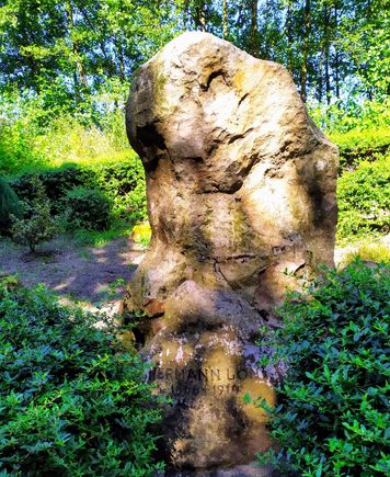 I include a pic of the Hermann Löns memorial here (there are 114 other memorials to him in Germany) because he was a writer and poet, a consummate artist!