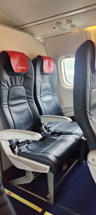 2x2 seating, comfortable enough for 50 minutes 