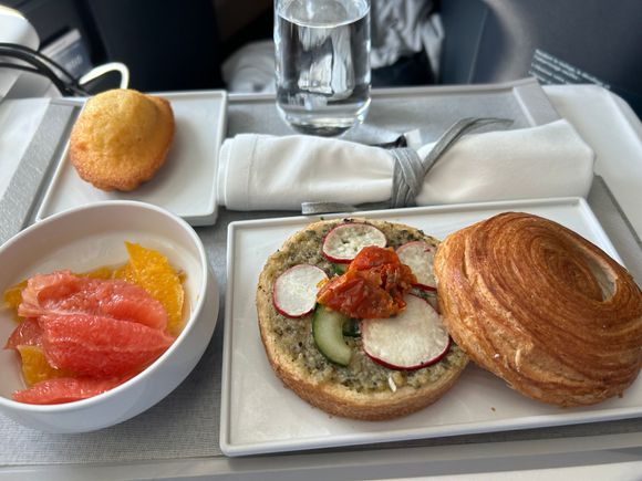 Unfortunately, the infamous brioche is still on the light meal before landing. 
