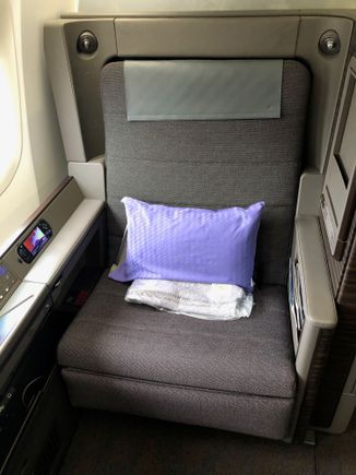 The new seat is in the same color scheme and design as the A380. It's really wide, and I could only use one armrest comfortably at a time