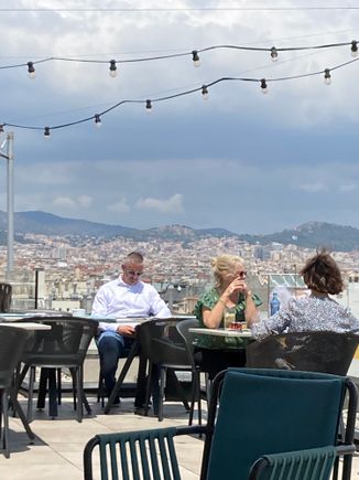 If you want the best view close to the edge, best to make a reservation via the club lounge hostess