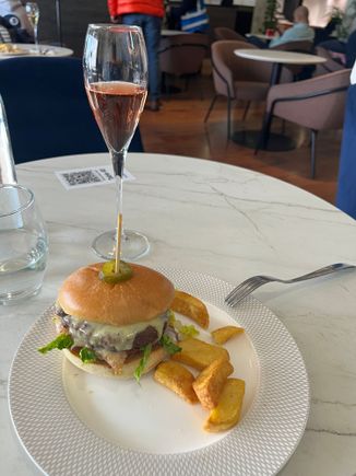 I like a burger and have low expectations generally but this offering from the BA F lounge was truly awful. Cold yet overcooked chips competing with a truly nasty no frills Econ-o-burger that Macdonalds would have binned. Avoid. 