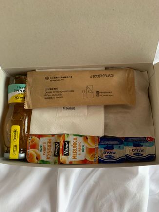 Contents: 2 bread rolls, jam, butter, apple juice and a wafer. Coffee was also provided and was decent.