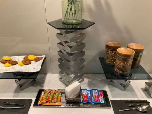 Cookies / nut bars / haribo / snack mix 