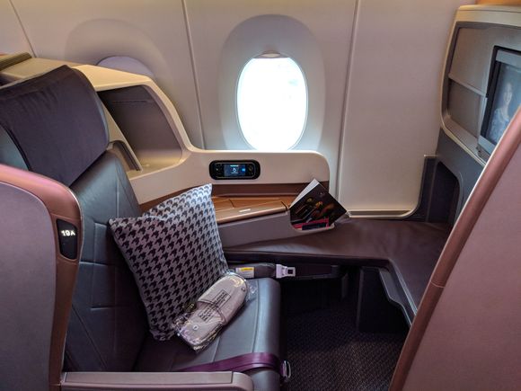 Regular seat with small foot cubby