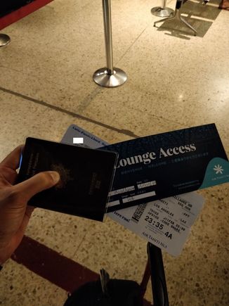 Boarding pass and lounge invitation in hand, I was ready to queue for security !