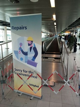 D concourse, north fork, upper (Schengen) level