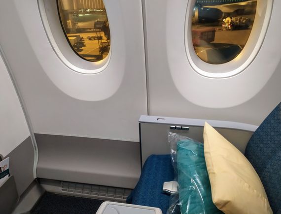 On the Vietnam Airlines flight from Hanoi HAN to Paris CDG I had a window seat with nobody in the neighbouring seat