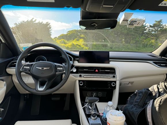 The interior - pay attention to  the instrument cluster 