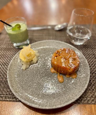 Caramel and Pear Frangipane
with salted caramel pear salsa and vanilla ice cream - okay ish, nothing special. Regretted not choosing the Thai pudding instead (this was recommended instead by lounge staff).
