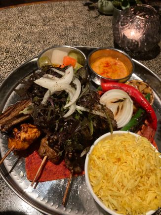 MIXED GRILLED MEAT £54 Lamb chops, smoked lamb kofta,
chicken wings and skewers, chilli
garlic aioli, wild rice 850 kcal
