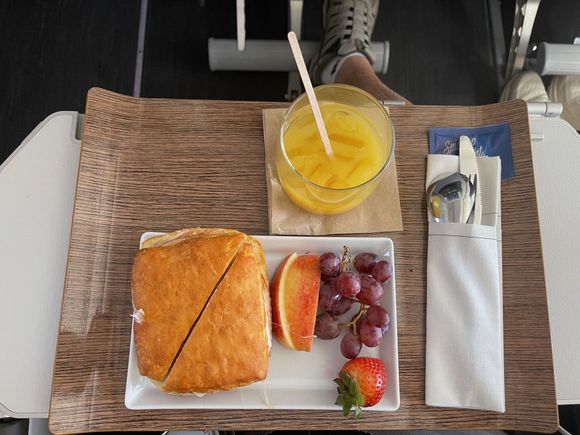 May 30, 2024 LAX-SEA 9:15 AM Departure 
Monte Cristo Breakfast Sandwich
Smoked turkey breast, sliced ham & Swiss cheese served on a square croissant bun with cream cheese & raspberry jam

Nice light breakfast. Good flavor and crispy roll.
