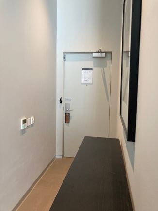 Entrance on level 18 (upper level)