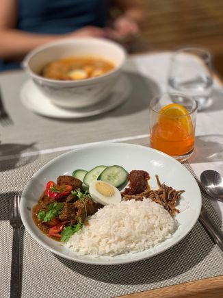 Nasi lemak with beef rendang. Rice wasn’t as fragrant as Punggol nasi lemak. Waiter came by to ask if the rendang, “tamed down for westerners’ taste buds” was still flavourful enough. It was. 