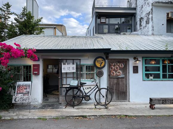 Rice flour bagel / coffee shop with a bike theme