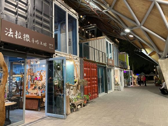 Trendy container installment with shops and restaurants