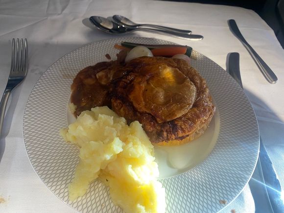 Light meal braised steak pie
