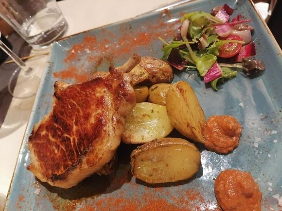 Ibérico pork, beautifully cooked, the defining touch is in those portions of intense sauce.