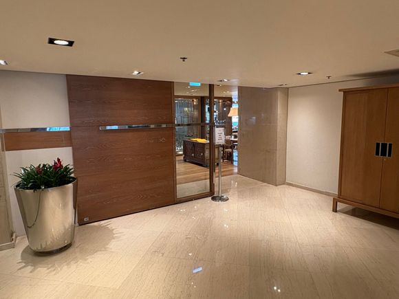 S/O: " did i just spot Delta pilots and flight attendents using this hotel as crew overnight...."