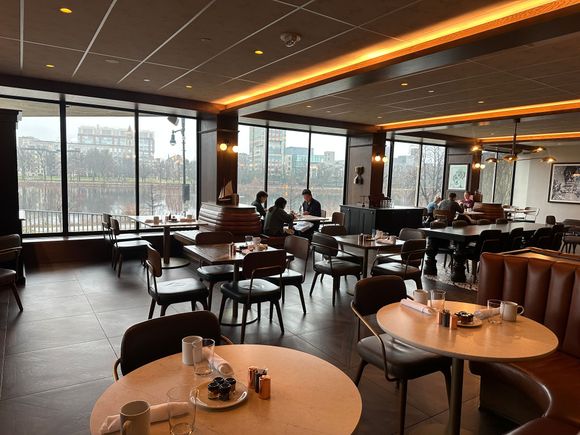 This is the breakfast place at 9am on a « sold out » day.
