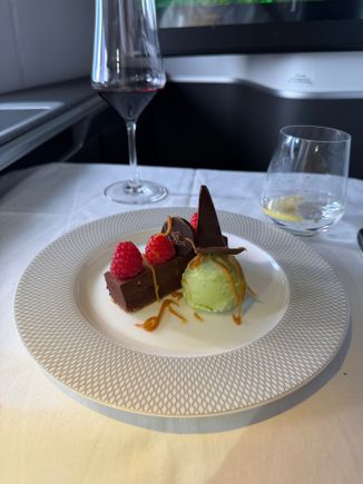 Dark chocolate bar with mint ice cream