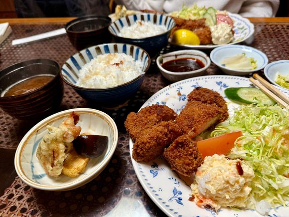 Delicious tonkatsu set menus: beef cutlet and shimp.