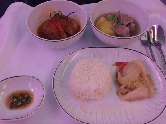 Thai main - pork neck soup and chicken panang