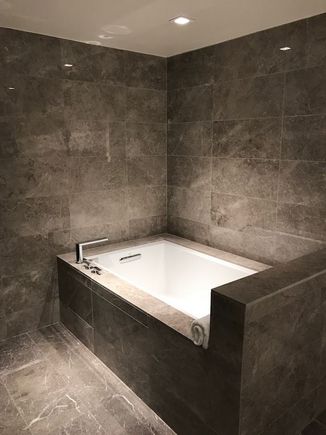 nice tub in the suite