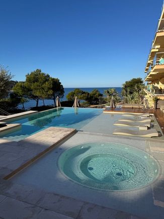 Heated outdoor pool with jacuzzi - soooo good