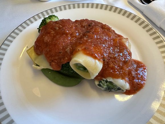 HND-SIN
Ricotta and spinach cannelloni. Tasted better than it looks, but the portion was quite small.