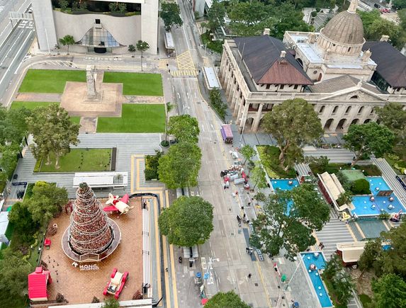 Statue Square with CHRISTmas tree and surrounding props