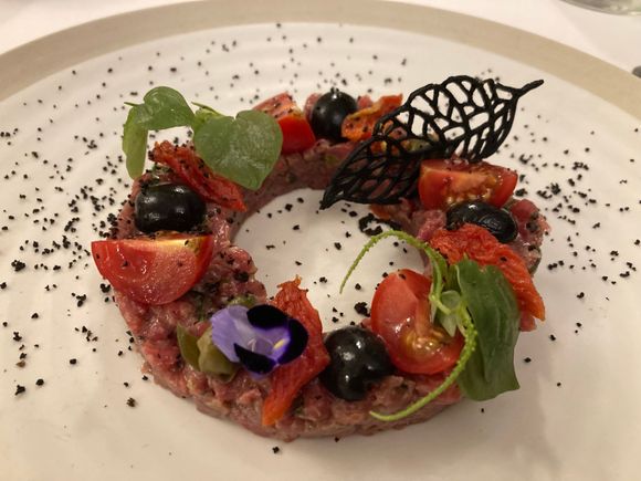 Beef Tartare & Truffle 280.000 IDR
Hand cut beef tenderloin, truffle, Black olive, tomato, fresh basil, mustard