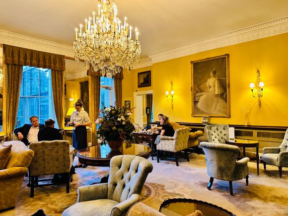 Lobby lounge