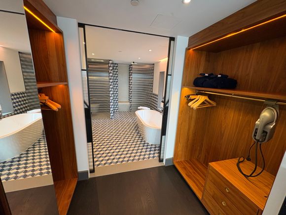Walkthrough closet