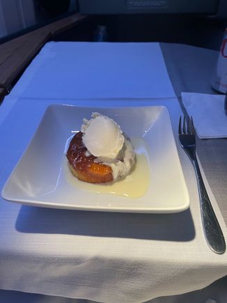 Since I had a hot fudge sundae on the preceding JFK-LAX flight, I elected to try the toffee cake, which I frankly did not care for. The presentation was far more appealing than the taste...