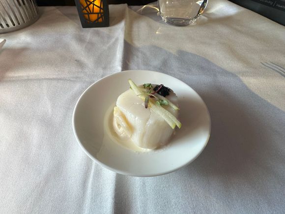 Amuse bouche - scallop with caviar
