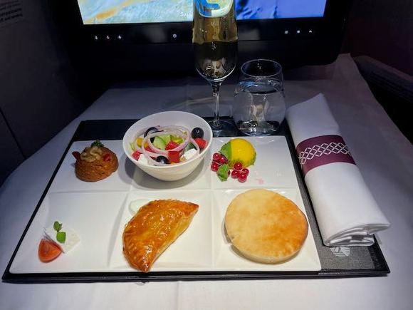 The old QSuit snack platter has made a reappearance on Gulf regional routes (DXB-DOH 3/7)