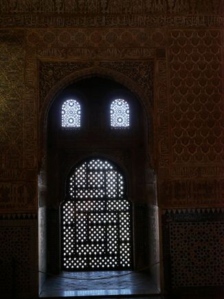 Alcoves decorated with vibrant titlework and stuccowork. 