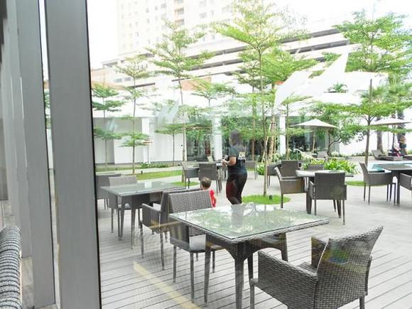 doubletree pool patio