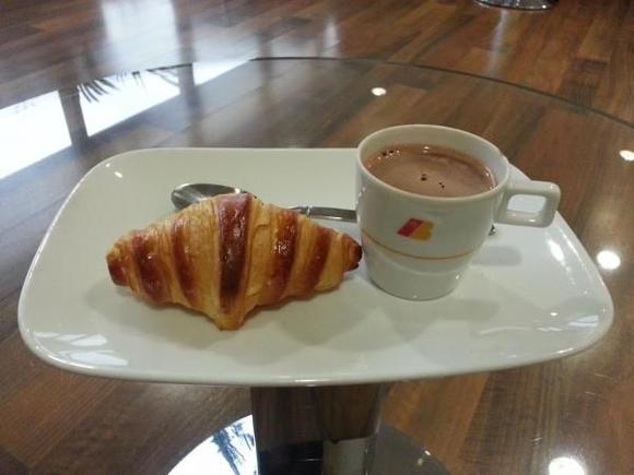 Croissant et chocolat chaud dans le Iberia Salon de VIP, ORY
 
Croissant and hot chocolate in the Iberia Lounge, ORY