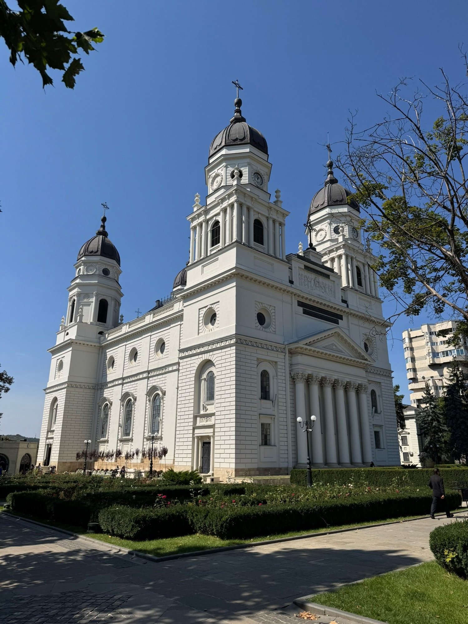 The huge Catedrala Mitropolitana - the largest Orthodox Church in Romania. 