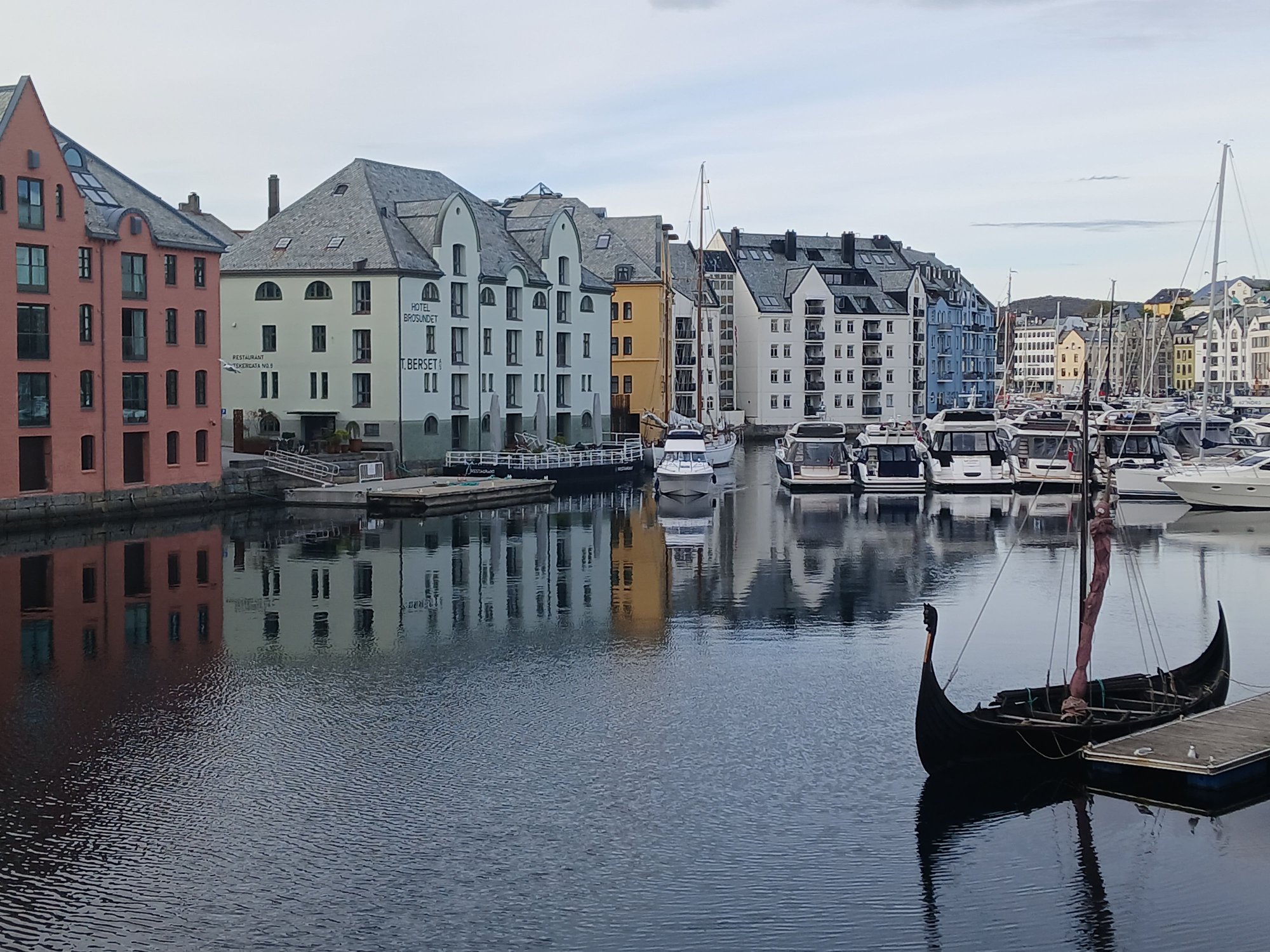 Views from the Hlebroa bridge, across the canal