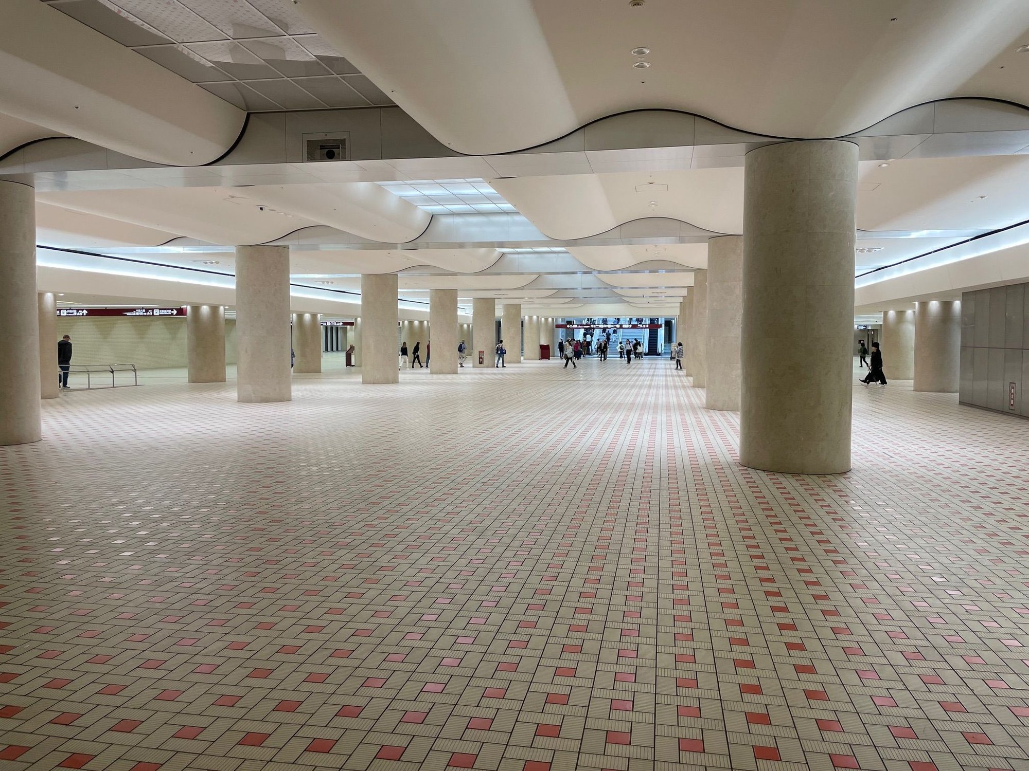 This gives you an idea of how massive the under carriage of the train stations. I ducked down some stairs to get out of the rain, and suddenly Im in this spotless area, you cant call it a hall, its too big.