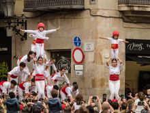 Dual enxaneta kids crown their team's towers.