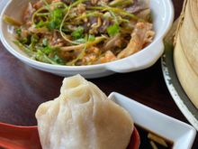 Soup dumpling in the foreground, with fuqi feipian in the background