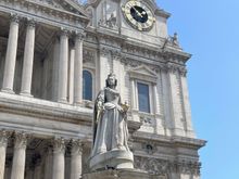 We were on our own for lunch, lot's of places to choose from and then we are to meet at the statue of Queen Anne, there she is!